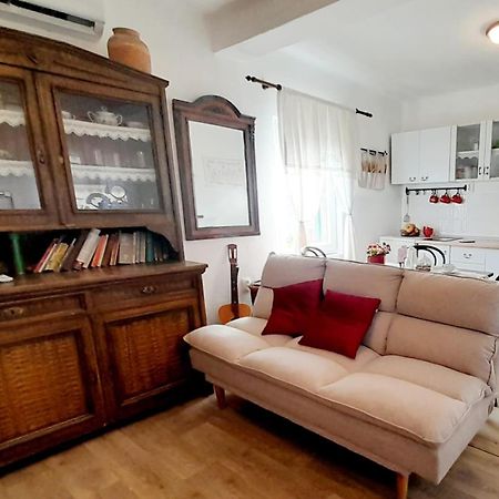 Dida Roko, Rustikalni Apartman S Terasom Kaštela Esterno foto